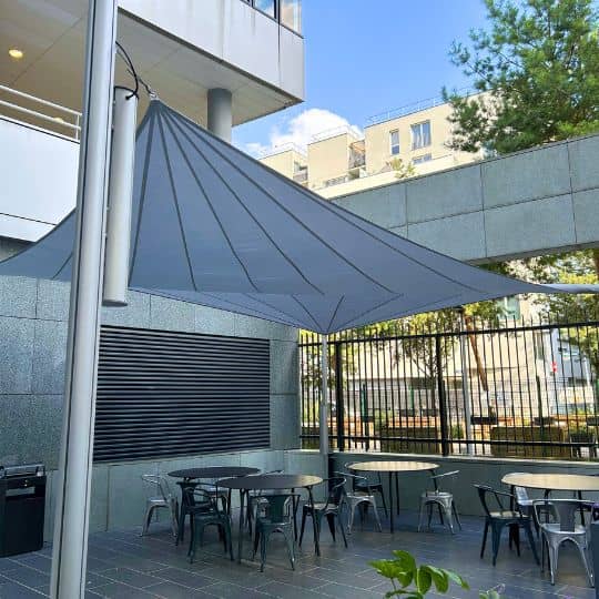 Elektrisch aufrollbares Sonnensegel mit Aluminiumpfosten für die Terrasse