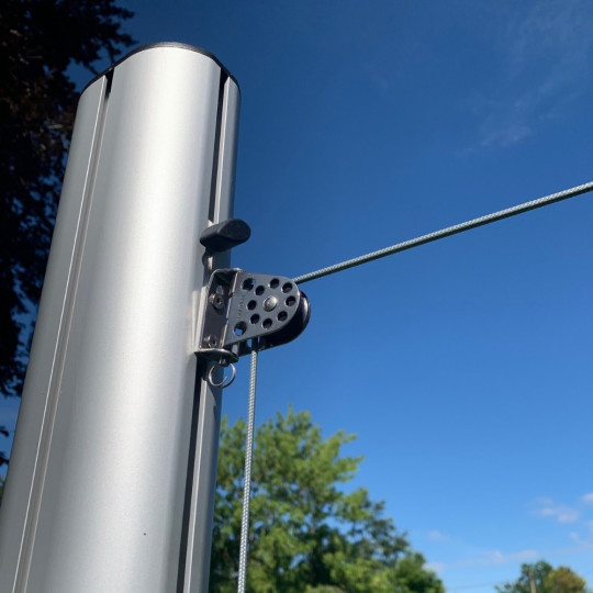 Sonnensegel mit motorisiertem Aufrollsystem