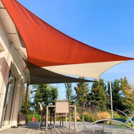 Ensemble de trois voiles ombrage aérées pas chères sur terrasse bois