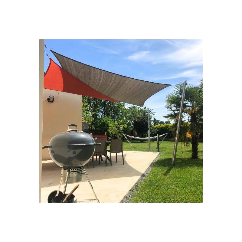 Voile d'ombrage rectangle et triangle fixées sur piquet