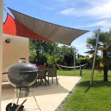 Voile d'ombrage rectangle et triangle fixées sur piquet