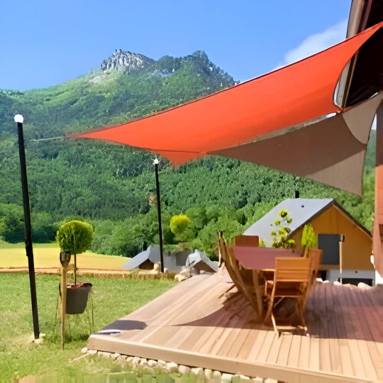 Voile d'ombrage ajourée pas chère au pied d'une montagne