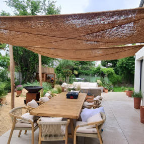 Toile en fibre de coco ombrage d'une terrasse et déco extérieure