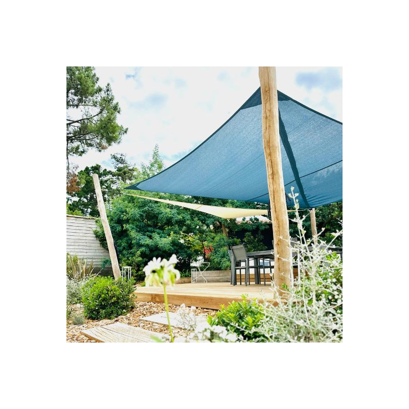 Durchbrochenes, aufrollbares Sonnensegel, befestigt an Masten aus Robinienholz