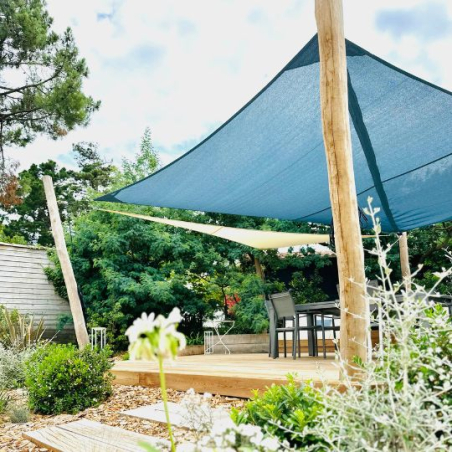 Durchbrochenes, aufrollbares Sonnensegel, befestigt an Masten aus Robinienholz