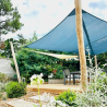 Voile d'ombrage ajourée enroulable fixées sur mats bois robinier acacia