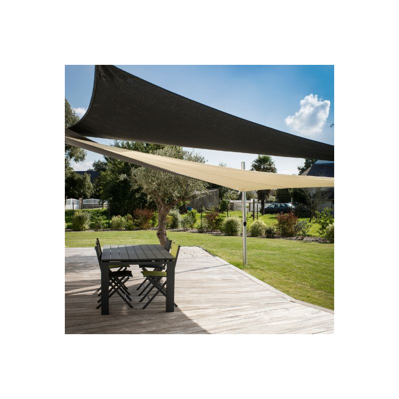 Deux voiles d'ombrage triangulaires micro-perforées Anthracite et Naturel sur un mât aluminium réglable