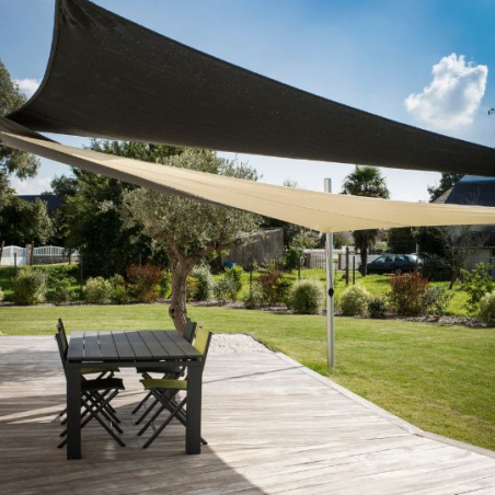 Deux voiles d'ombrage triangulaires micro-perforées Anthracite et Naturel sur un mât aluminium réglable