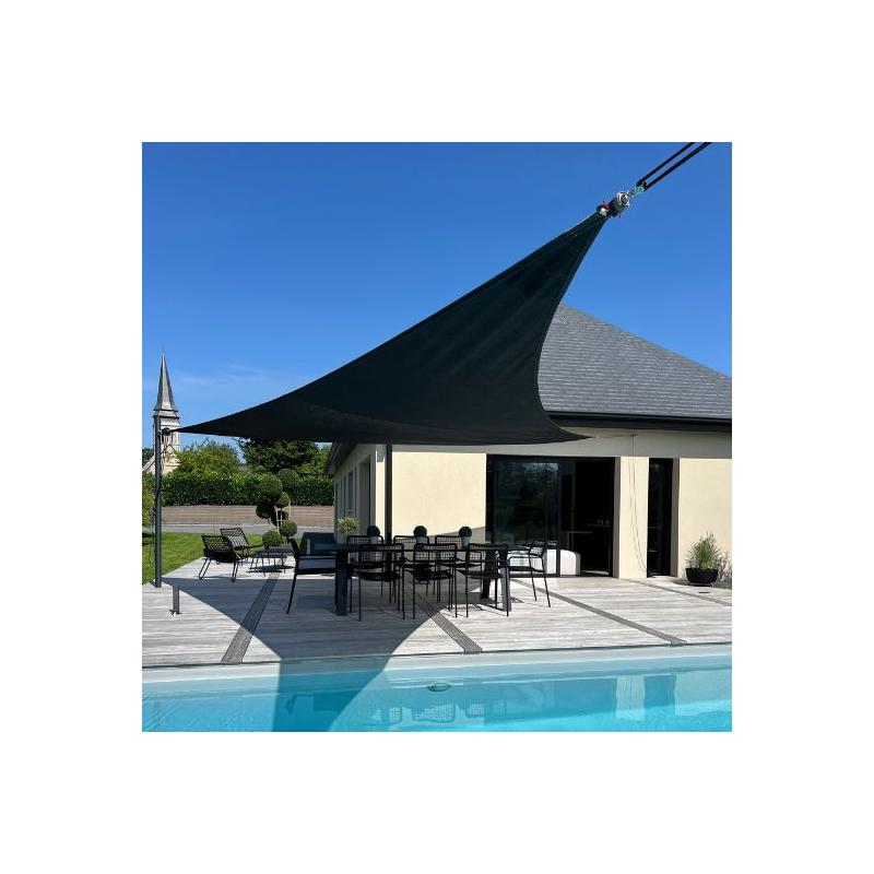 Toile d'ombrage triangulaire avec enrouleur Espace Ombrage, coloris Anthracite et poteaux aluminium