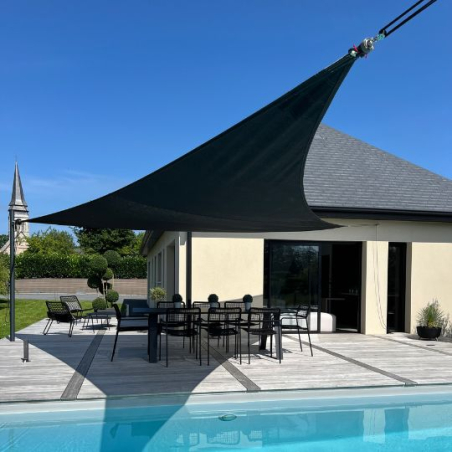 Toile d'ombrage triangulaire avec enrouleur Espace Ombrage, coloris Anthracite et poteaux aluminium