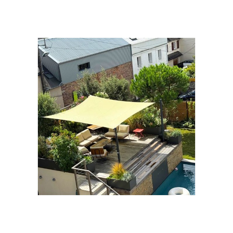 Voile d'ombrage rectangulaire imperméable et à enrouleur sur une terrasse en hauteur