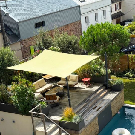 Voile d'ombrage rectangulaire imperméable et à enrouleur sur une terrasse en hauteur