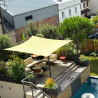 Voile d'ombrage rectangulaire imperméable et à enrouleur sur une terrasse en hauteur