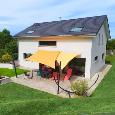 Toiles d'ombrage triangulaire et rectangulaire imperméables sur une terrasse