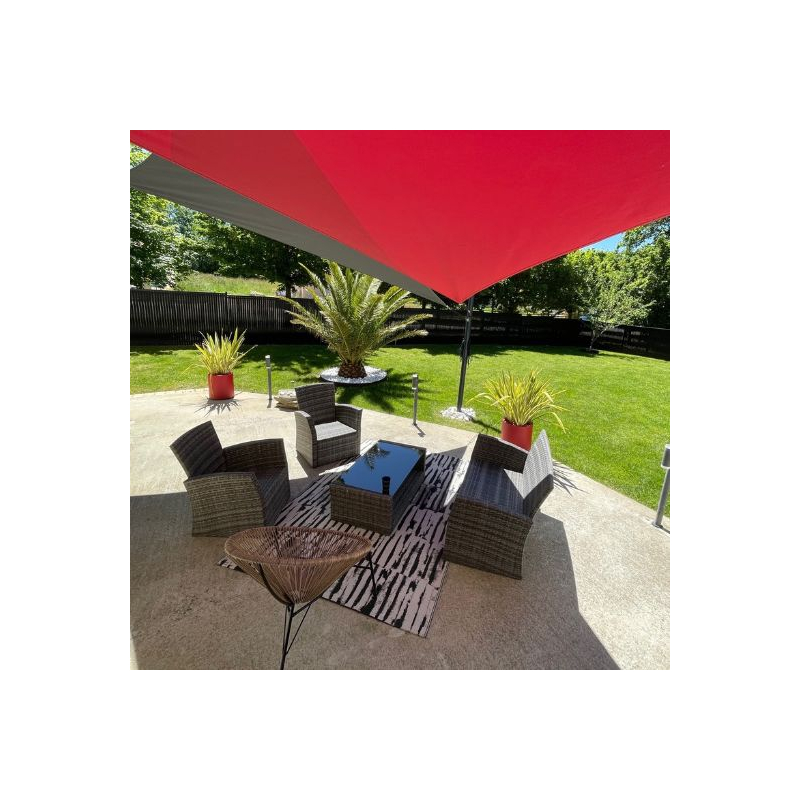Voiles d'ombrage imperméables avec des mâts pour protéger un salon de jardin