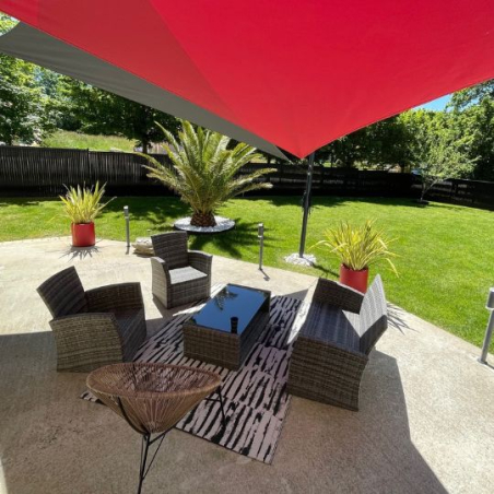 Voiles d'ombrage imperméables avec des mâts pour protéger un salon de jardin