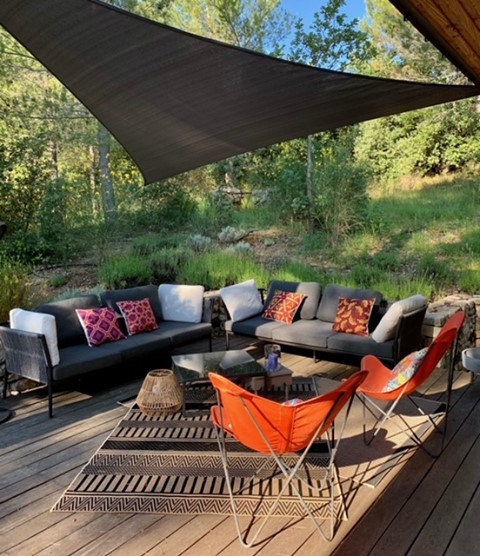 Terrasse de jardin équipée d'une voile d'ombrage pas chère