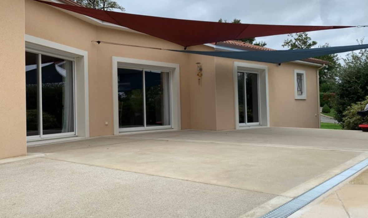 Assemblage de voiles ombrage triangulaires et rectangulaires pour terrasse de particulier