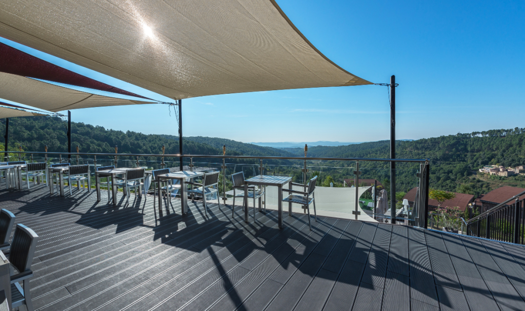 Voiles ajourées sur une terrasse 