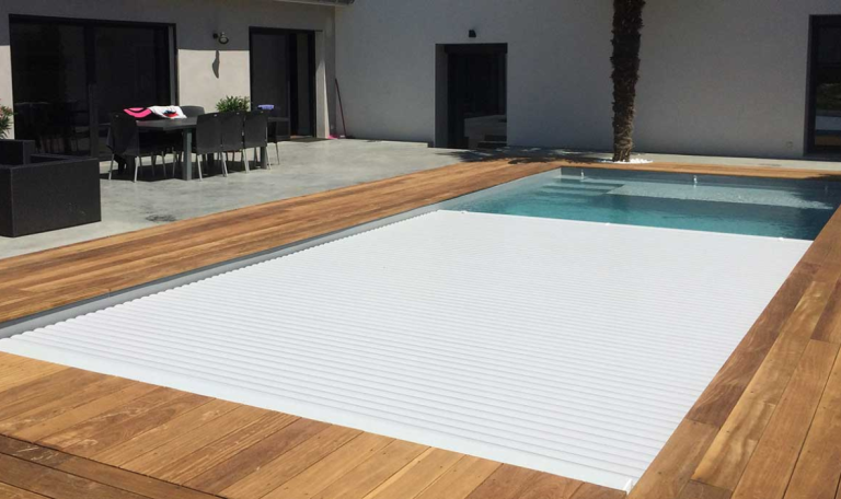 Terrasse avec piscine et voile d'ombrage