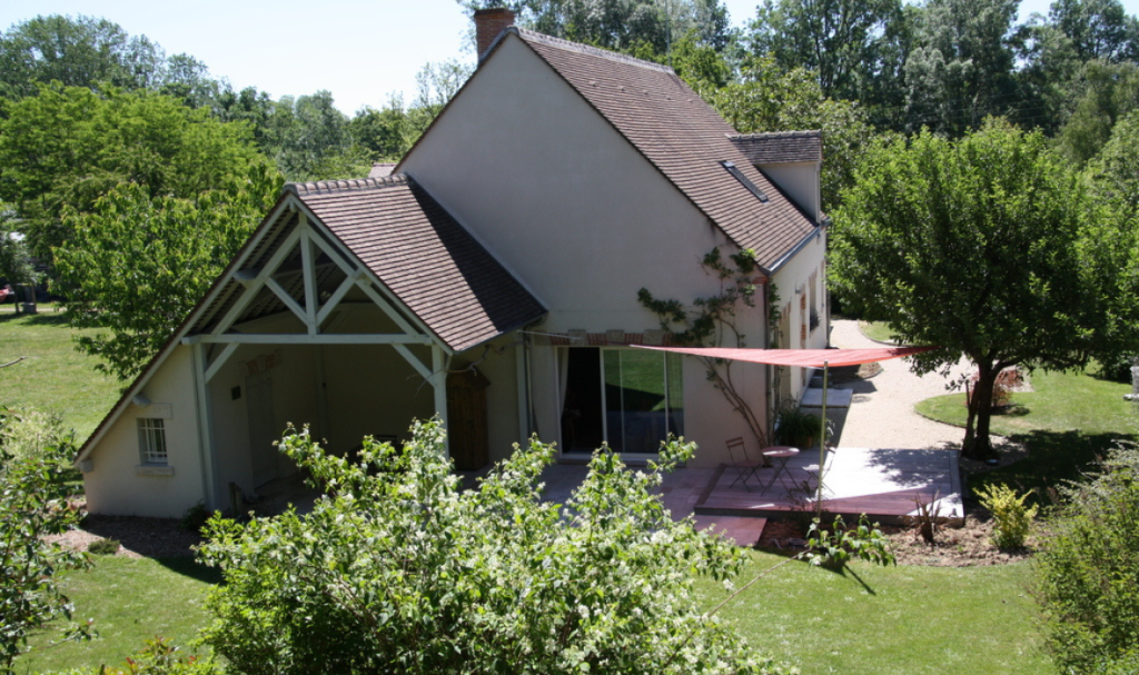 Maison avec grand jardin équipée d'une toile d'ombrage sur poteaux