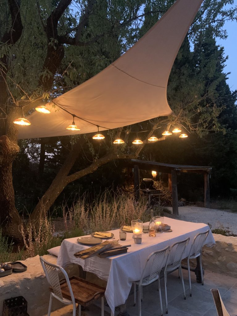 Guirlande lumineuse sous une voile d'ombrage