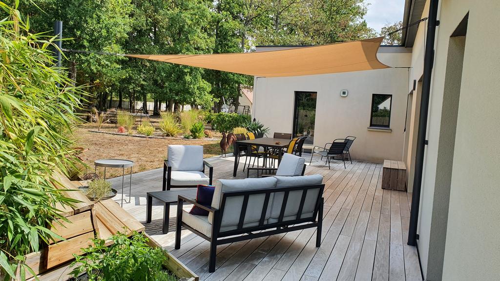 Terrasse extérieur d'un client d’architecte avec des voiles d'ombrage