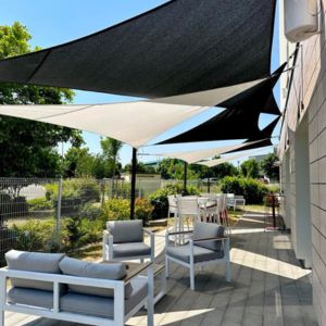 Toiles d'ombrage triangles ajourées noirs et blanc pour terrasse hôtel