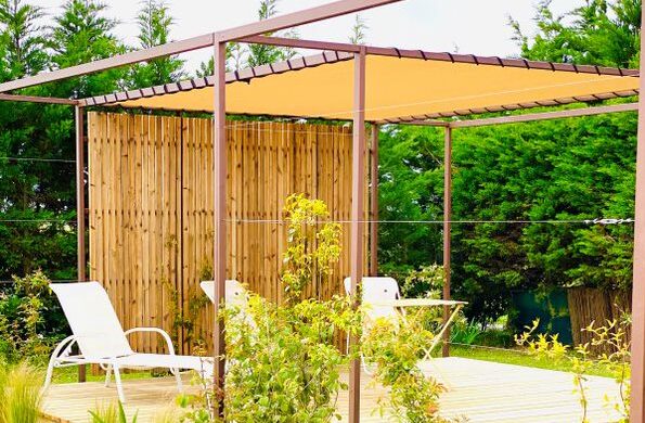 Voile ombrage pergola ajourée sur structure bois