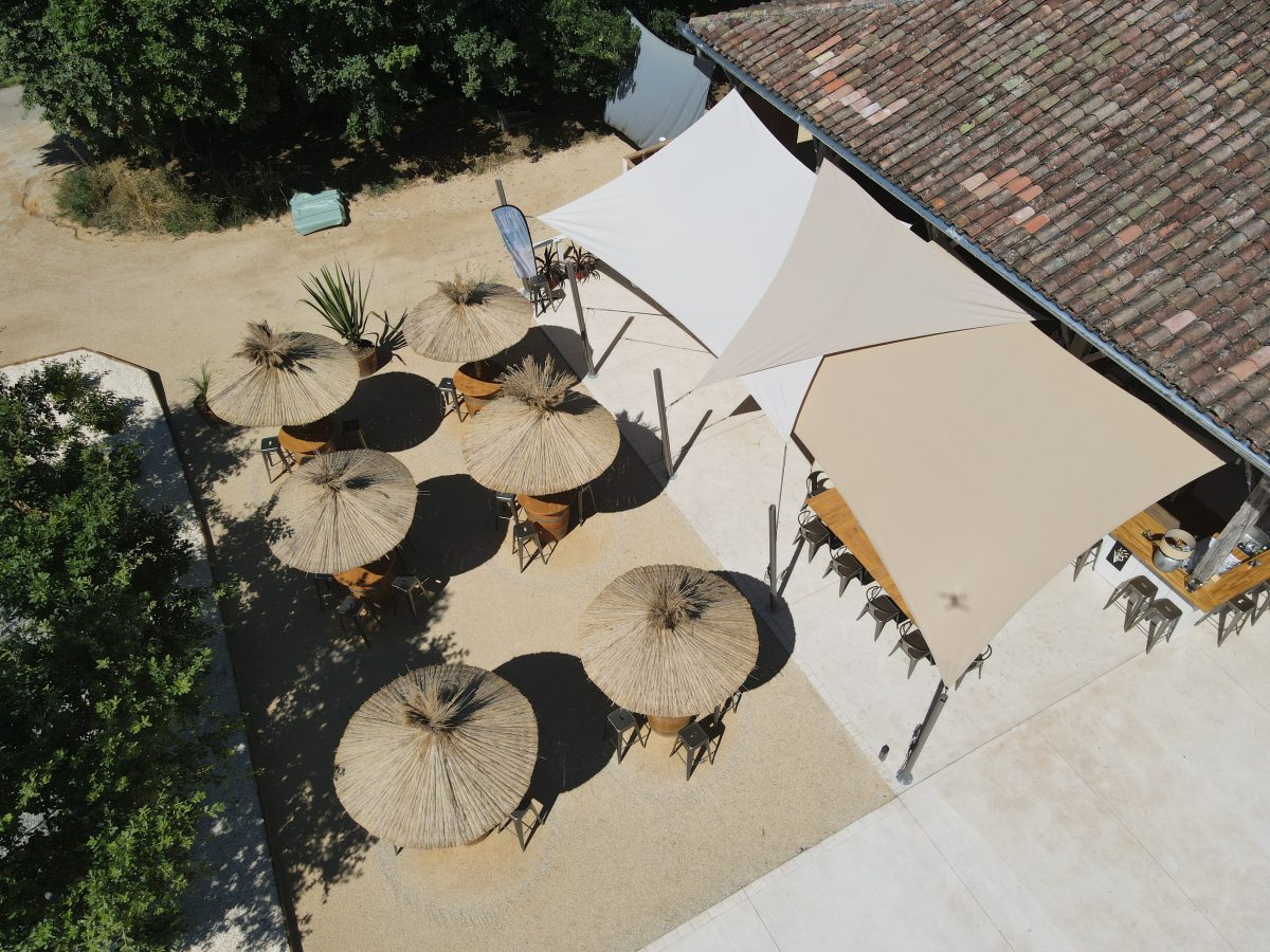 Restaurant avec un assemblage de voiles d'ombrage déperlantes