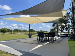 Voiles d'ombrage ajourées bien tendues pour terrasse 