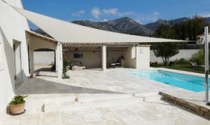 Toile déperlante enroulable à côté d'une piscine