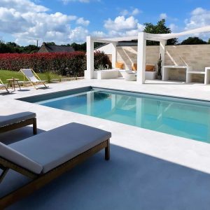 Toile ombrage ajourée blanche pour terrasse avec piscine