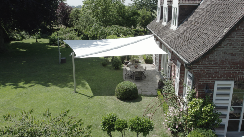 Voile d ombrage motorisée dans un jardin