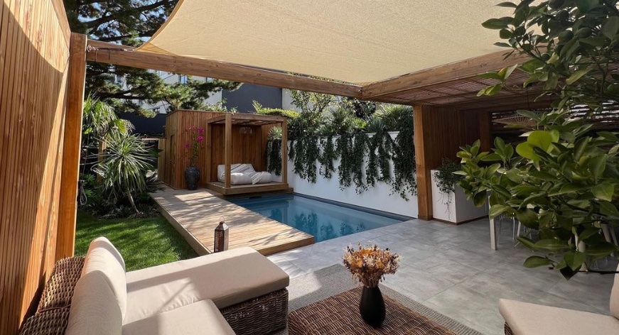 Voile  ombrage ajourée pour terrasse et piscine