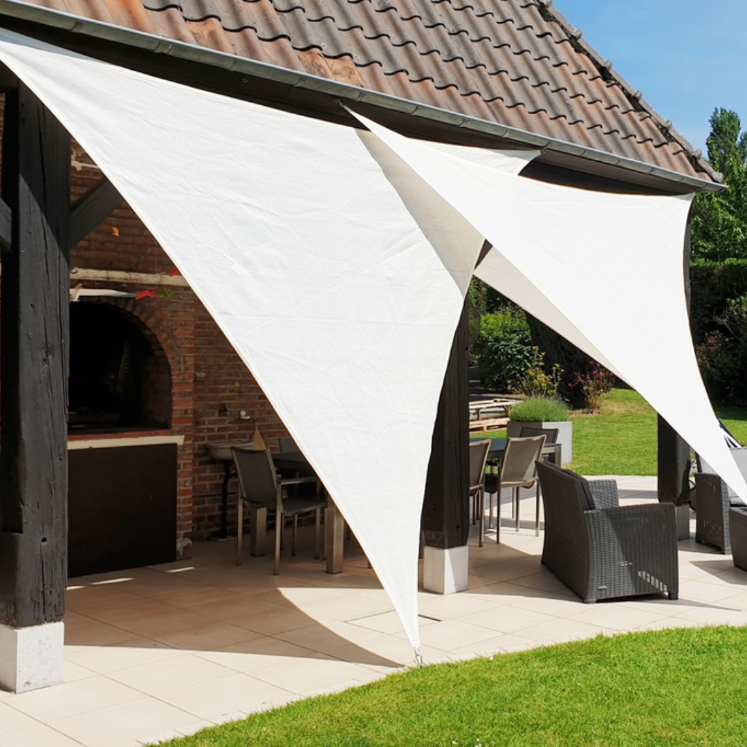 Voile d’extérieure blanche en brise vue dans un jardin