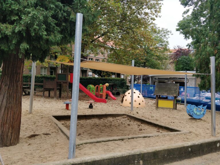 Toile rectangulaire professionnelle dans une cours d’école