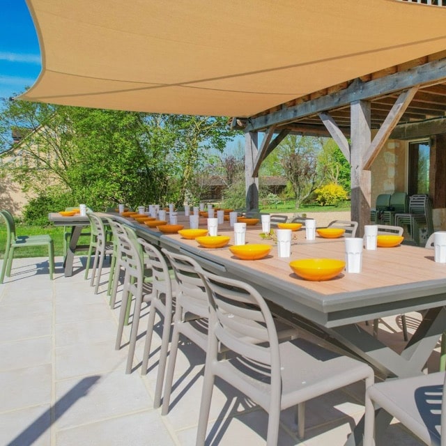 Voile ombrage enroulable sable pour ombrager table à manger de gite Sovillas