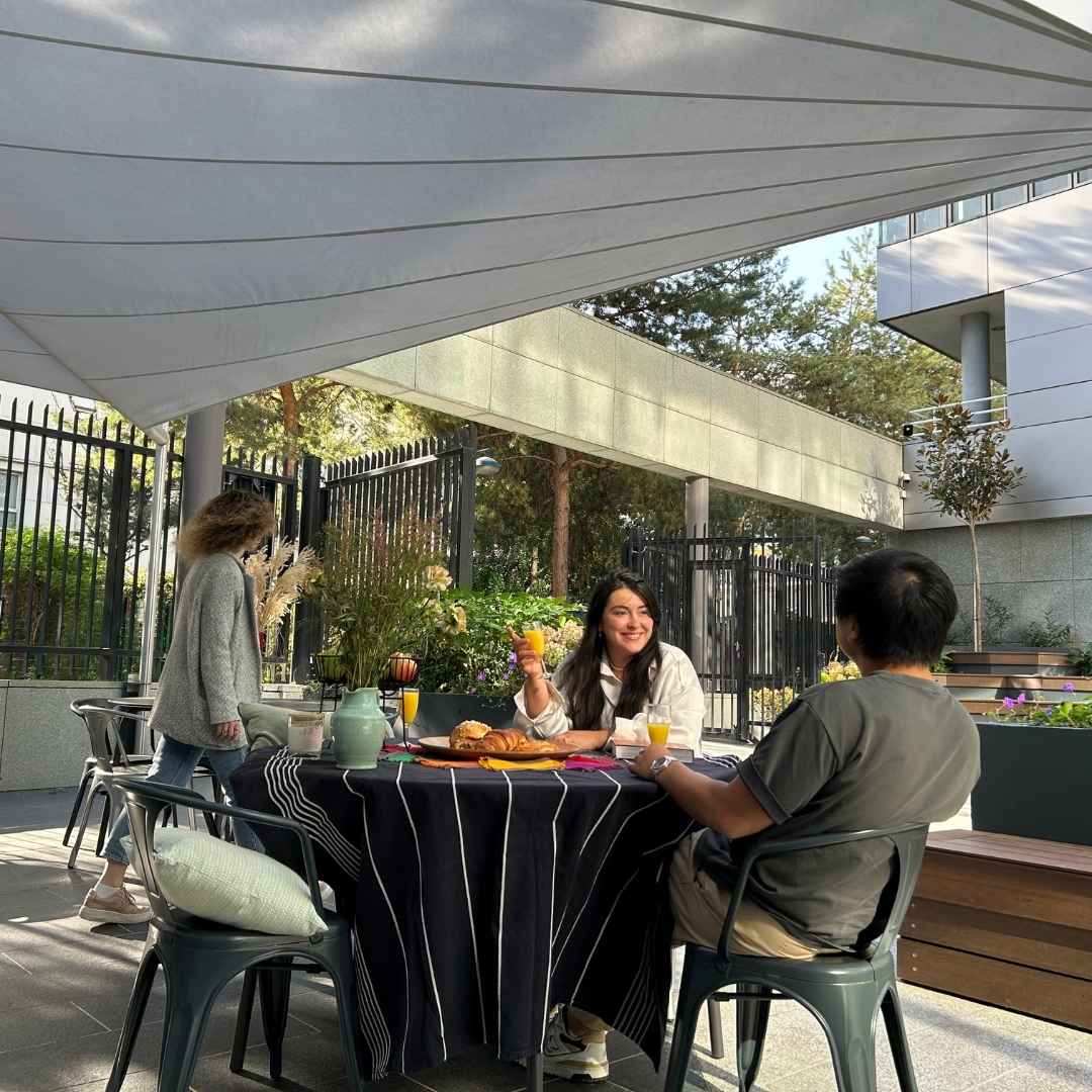 Voile d’ombrage électrique dans un patio