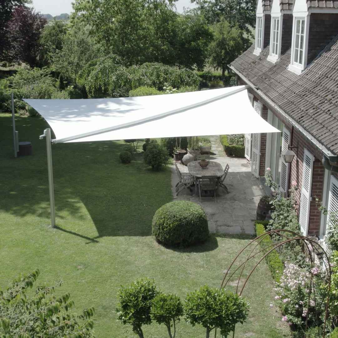 Voile d’ombrage rétractable dans un jardin