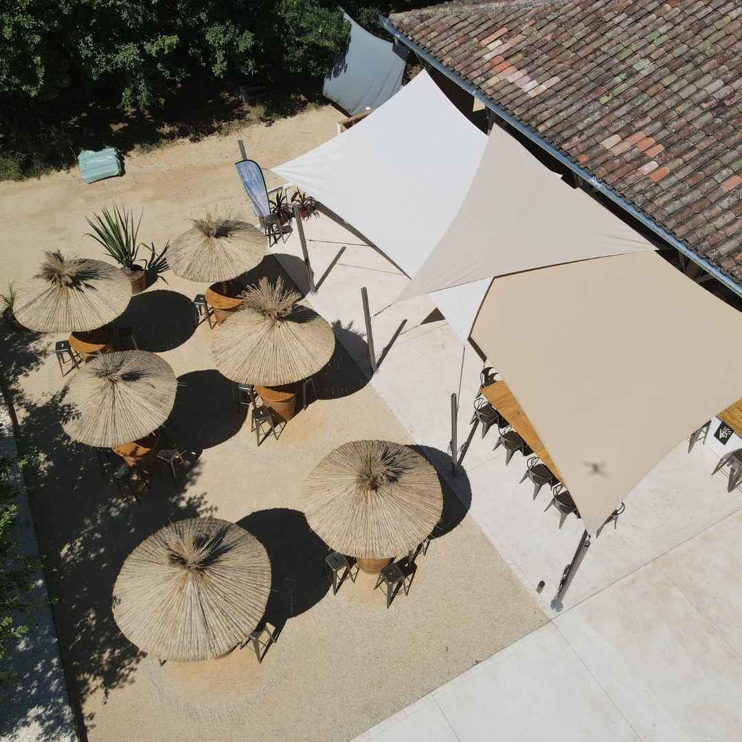 Voiles ombrage triangle et rectangle imperméable pour un gîte et village vacance