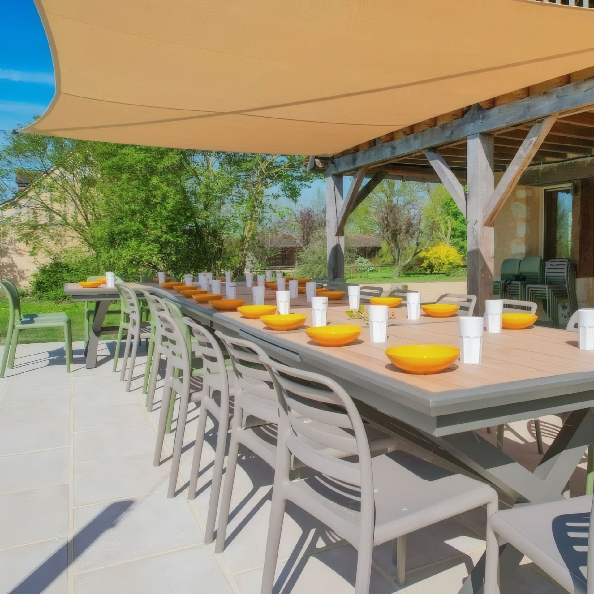 Voile ombrage enroulable sable pour ombrager table à manger de gite Sovillas