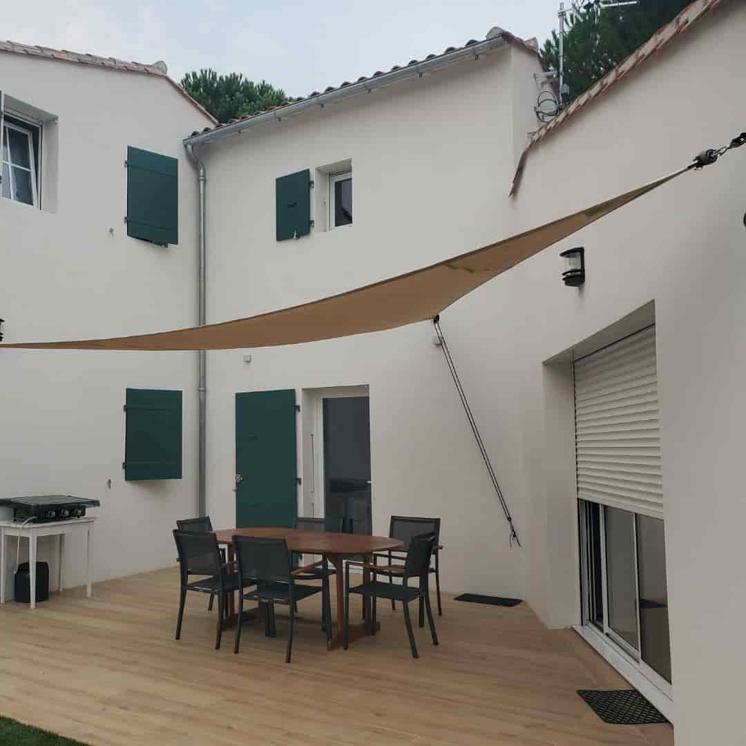 Toile d'ombrage à enrouleur dans terrasse