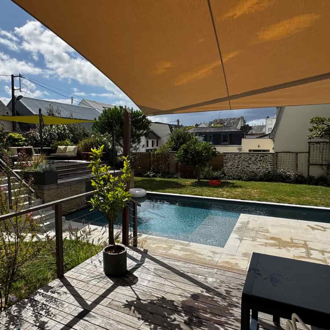 Toile d'ombrage imperméable à enrouleur dans jardin