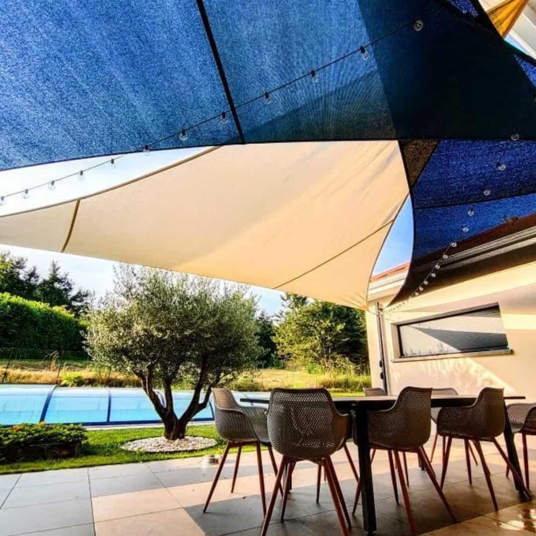 Voile triangles pour terrasse