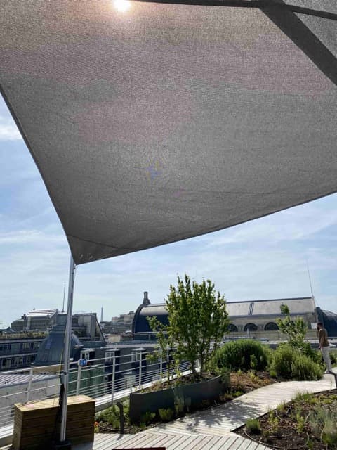 Mat pour voile d’ombrage sans percement pour toit-terrasse à Paris