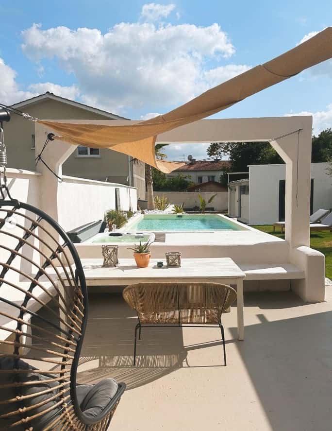 Voile d'ombrage avec enrouleur manuelle ajourée pour terrasse et piscine
