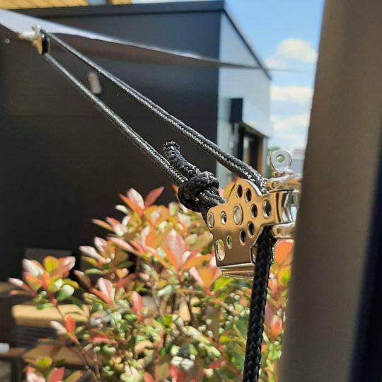 Système de tension pour poteau pour voile d’ombrage dans un jardin