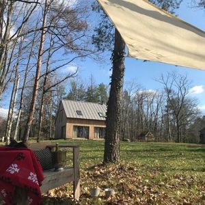 Voile solaire dans un jardin