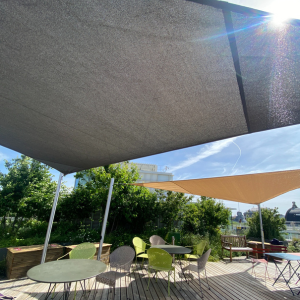 Roller shade sail for rooftops